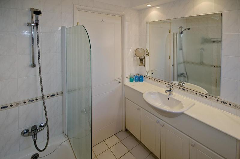 Award-Winning 3-Bedroom Apartment Near Beach 파포스 외부 사진